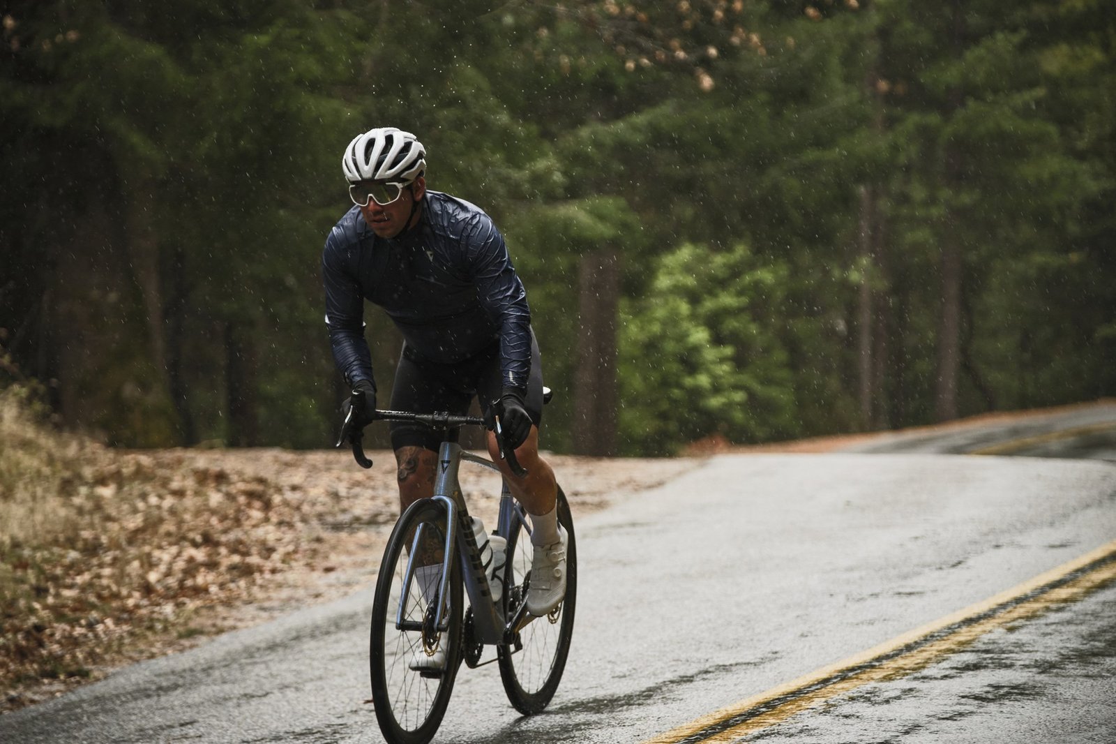 Giant Defy Advanced 2 riding in action