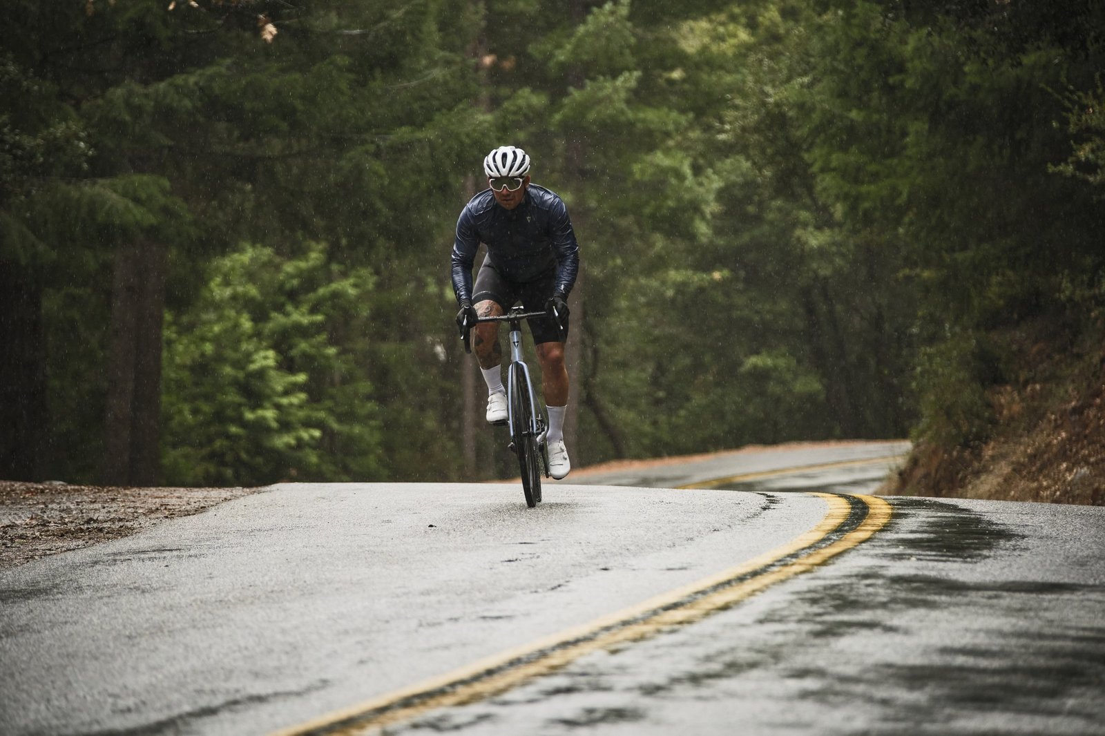 Giant Defy Advanced Pro 1 riding in action