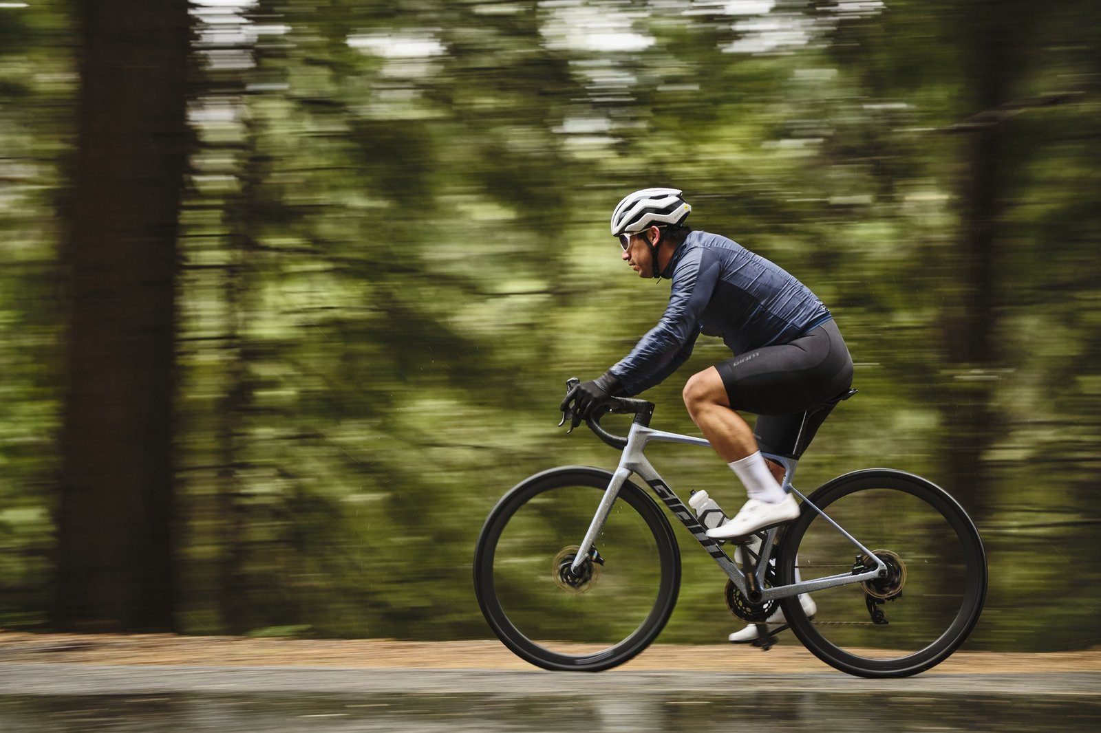 Giant Defy Advanced Pro 2 riding in action