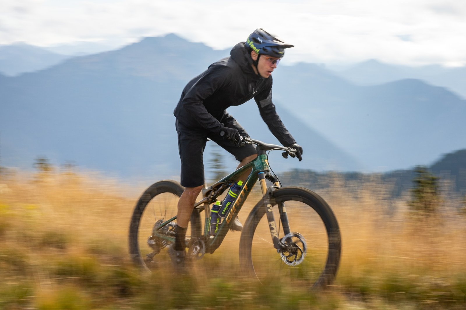Giant Anthem X Advanced SL 3 riding in action