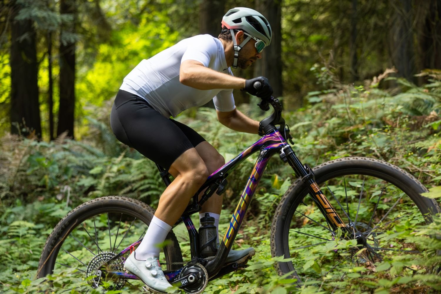 Rider on the Anthem Advanced SL SE in a forest